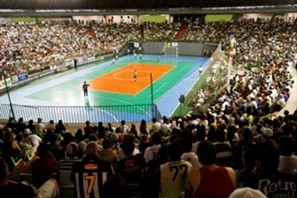 Cambistas venderam ingressos para jogo gratuito na frente do ginásio Chico Neto